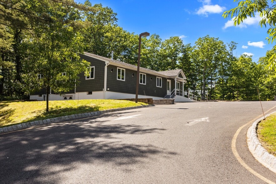 More Photos Of 352 Monmouth Rd, Millstone Township Office For Lease