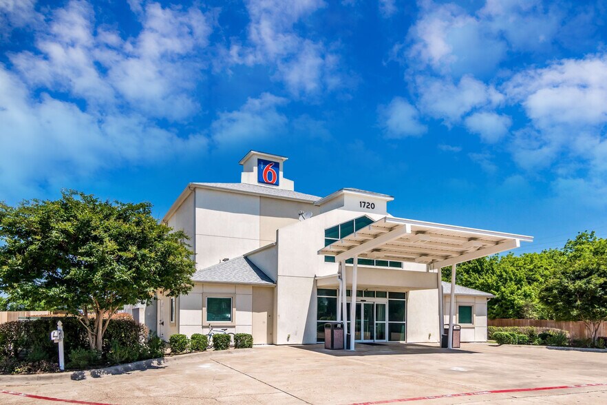 More Photos Of 1720 W Henderson St, Cleburne Hotel For Sale