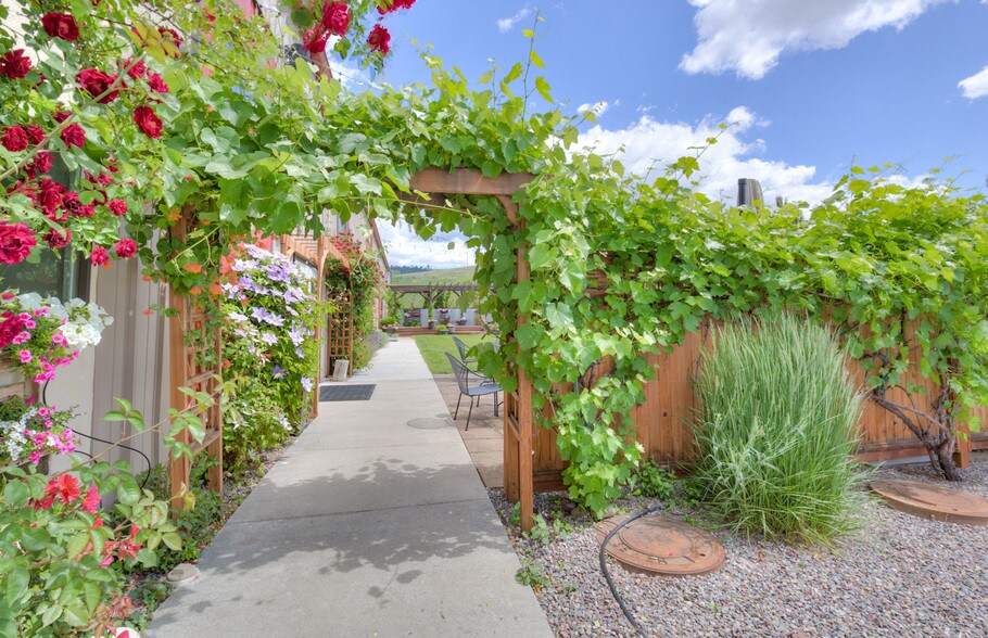 More Photos Of 5646 W Harrier Dr, Missoula Showroom For Sale