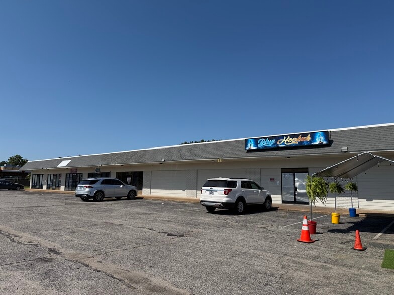 Primary Photo Of 3667-3683 S Mendenhall Rd, Memphis Unknown For Lease