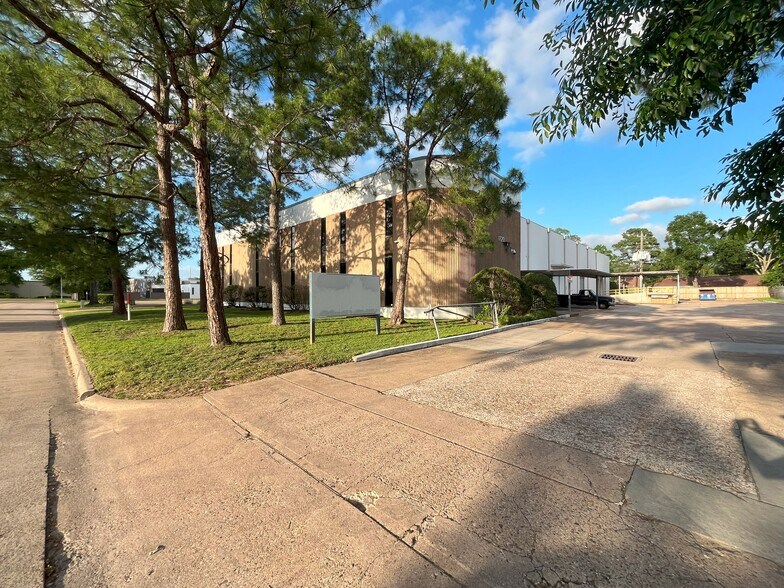 More Photos Of 1720 Townhurst Dr, Houston Warehouse For Sale