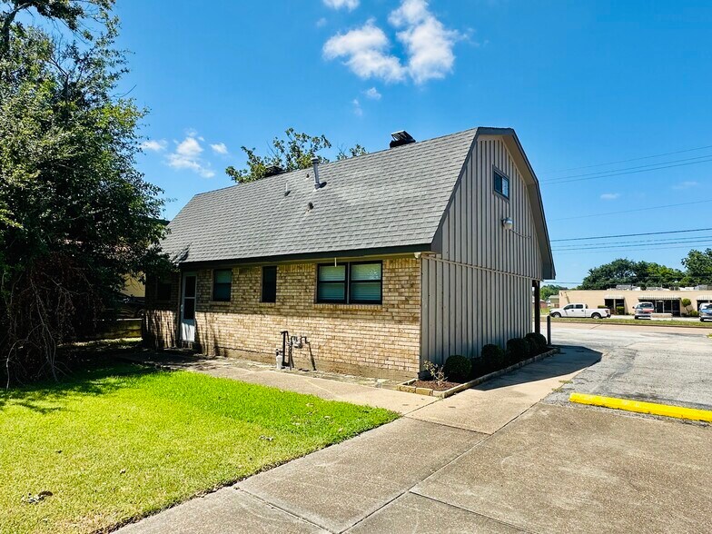 More Photos Of 2201 Center St, Deer Park Office For Sale
