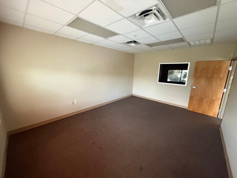 More Photos Of 6457 Hazeltine National Dr, Orlando Warehouse For Lease