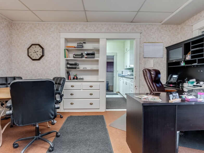 More Photos Of 737 NW Adams St, McMinnville Office For Sale