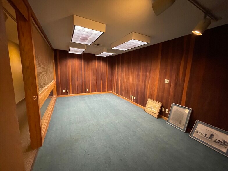 More Photos Of 300 E Main St, Pullman Bank For Sale