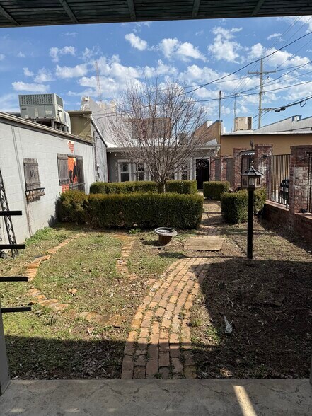 More Photos Of 122 S Main St, Bentonville Office Residential For Lease