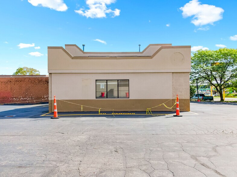 More Photos Of 8718 W Brown Deer Rd, Milwaukee Service Station For Sale