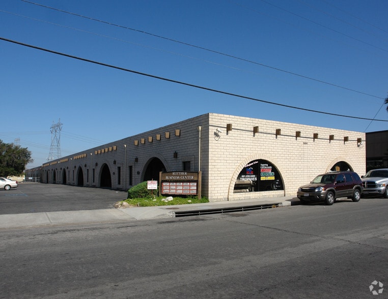 More Photos Of 26752 Oak Ave, Santa Clarita Warehouse For Lease