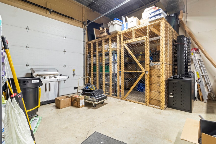 More Photos Of 8004-8008 Castleway Dr, Indianapolis Flex For Sale