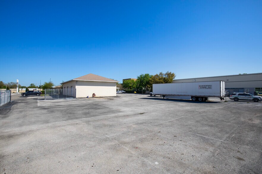 More Photos Of 1900 33rd St, Orlando Service For Sale