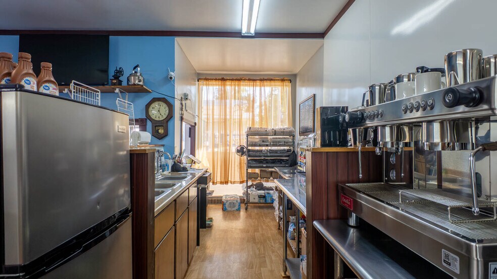 More Photos Of 385 Main St, Mammoth Spring General Retail For Sale
