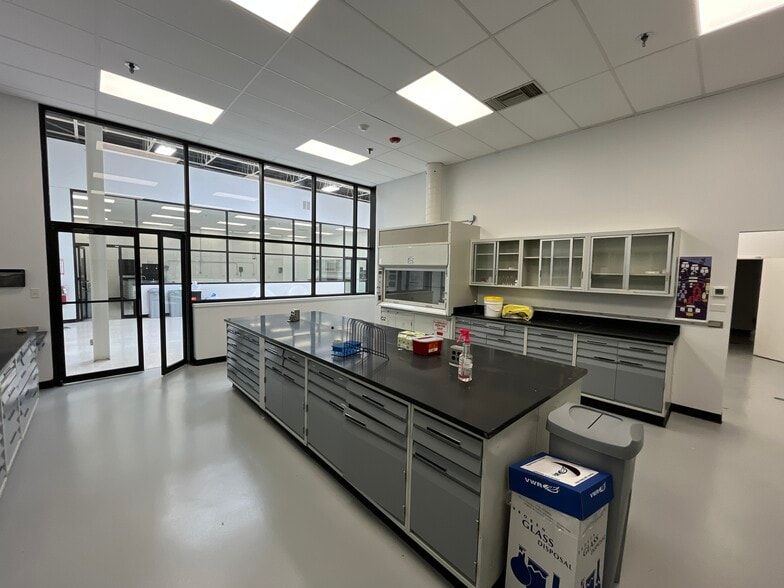 More Photos Of 909 E Orchard St, Mundelein Research And Development For Lease