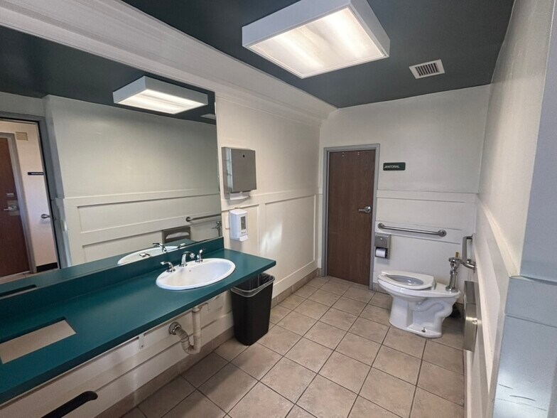More Photos Of 2530 J St, Sacramento Office For Lease