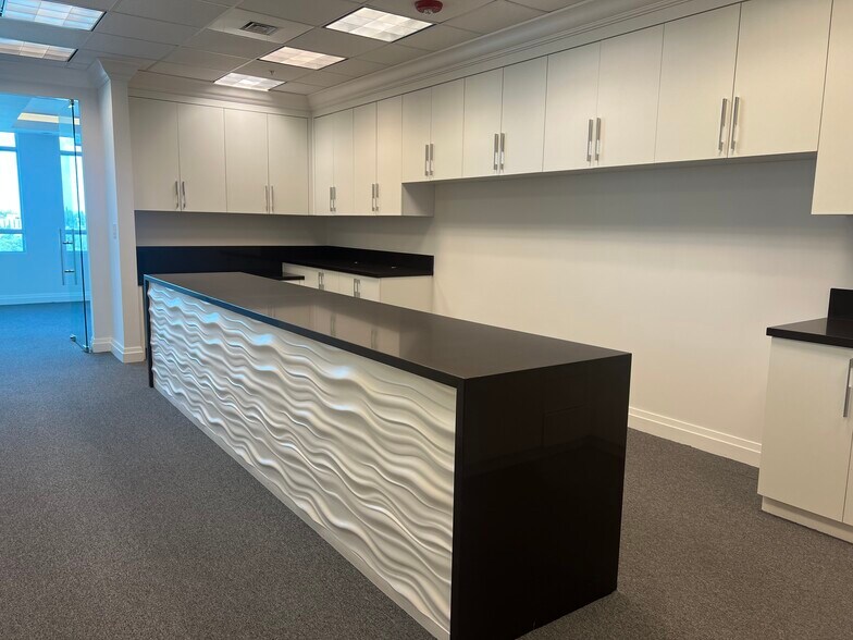 More Photos Of 1801-1837 NE 123rd St, North Miami Office For Sale