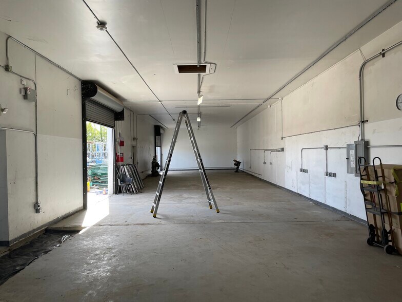 More Photos Of 5115 E 8th St, Oakland Warehouse For Sale