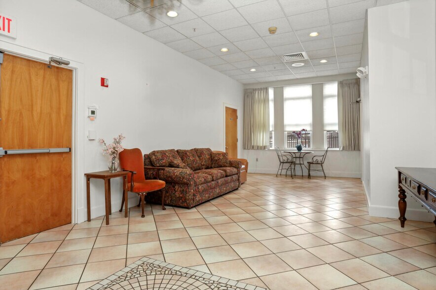 More Photos Of 17 Elm St, Greenwich Freestanding For Lease