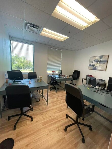More Photos Of 7075 Kingspointe Pky, Orlando Showroom For Sale