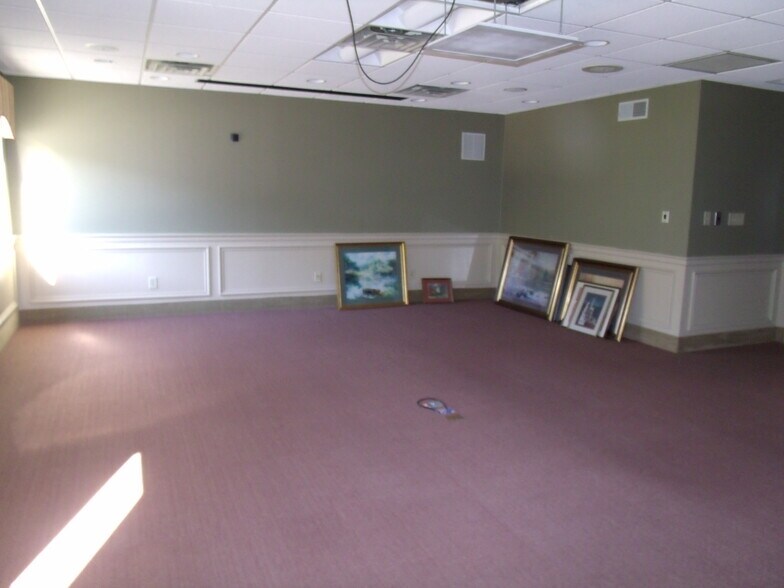 More Photos Of 411 Holmes St, Frankfort Light Distribution For Sale