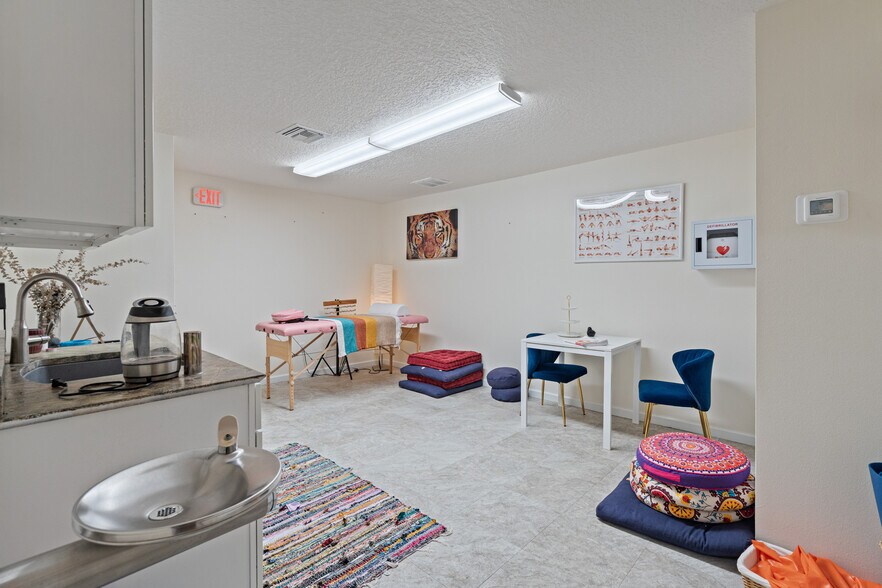 More Photos Of 2006 Vernon Pl, Melbourne Freestanding For Lease