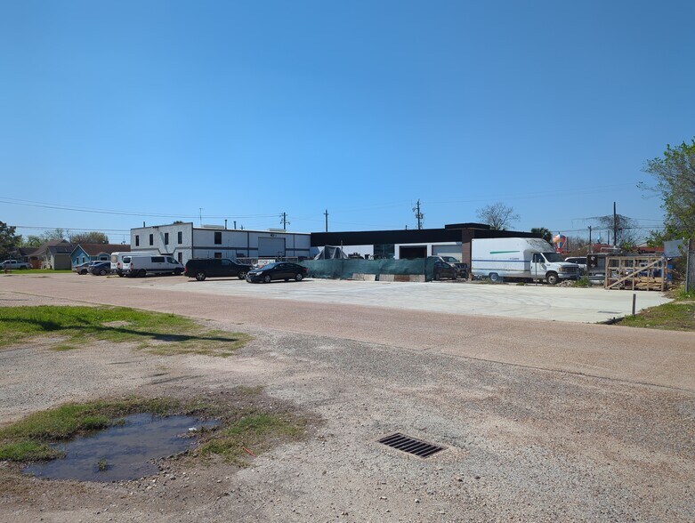 More Photos Of 513 Illinois St, South Houston Industrial For Sale