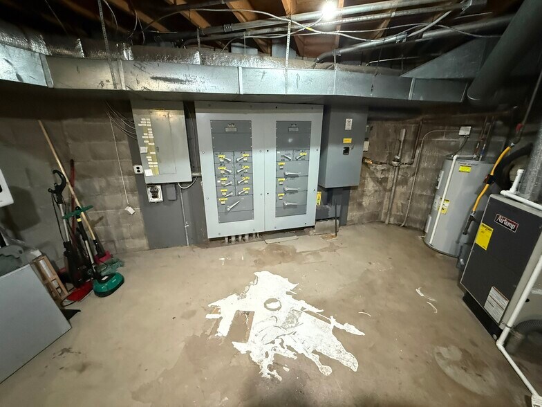 More Photos Of 10804 Wilkshire Blvd, Bolivar Office For Sale