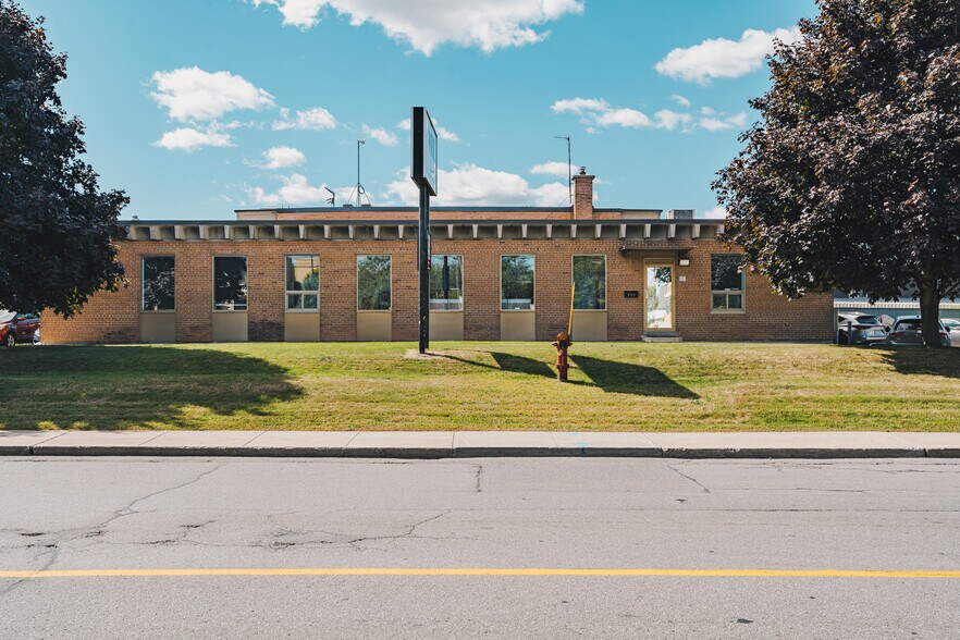 More Photos Of 700 Montée de Liesse, Montréal Distribution For Sale