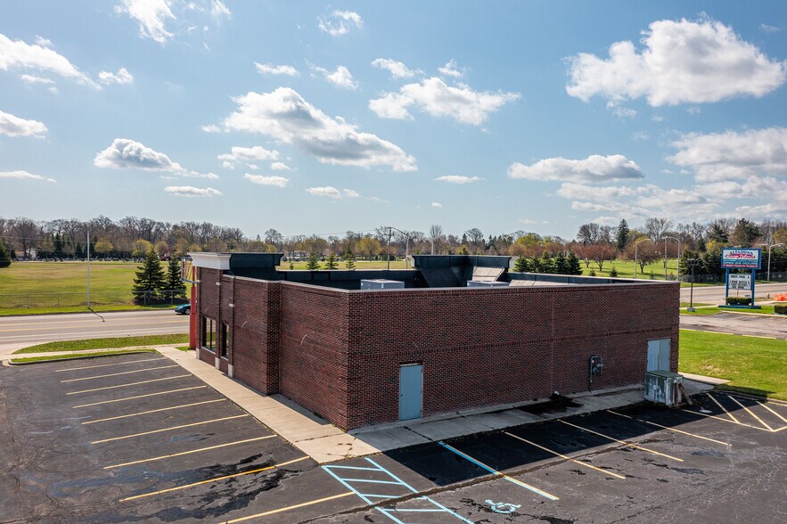 More Photos Of 1065 N Perry St, Pontiac Freestanding For Sale