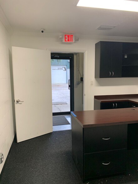 More Photos Of 6413 Pinecastle Blvd, Orlando Flex For Lease