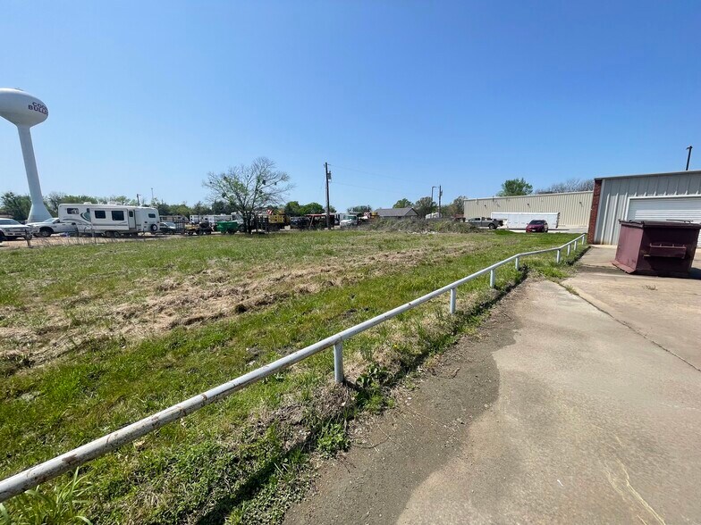 More Photos Of 931 E Dallas Ave, Cooper Self Storage For Sale