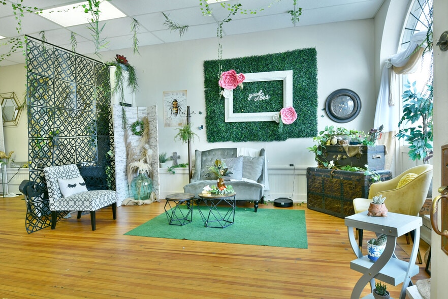 More Photos Of 12-14 N Main St, Hubbard Storefront Retail Residential For Sale