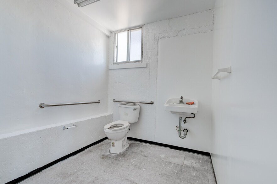 More Photos Of 4333-4335 W 147th St, Lawndale Office For Sale