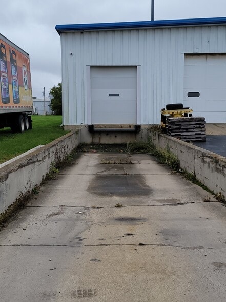 More Photos Of 695 Industrial Dr, Franklin Warehouse For Lease