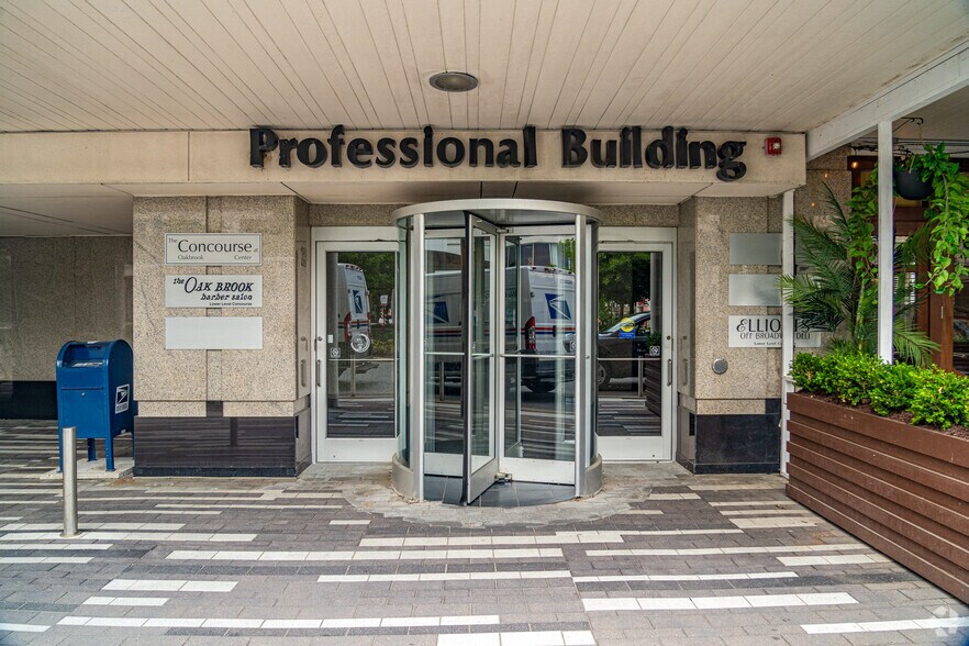 More Photos Of 100-120 Oakbrook Ctr, Oak Brook Medical For Lease