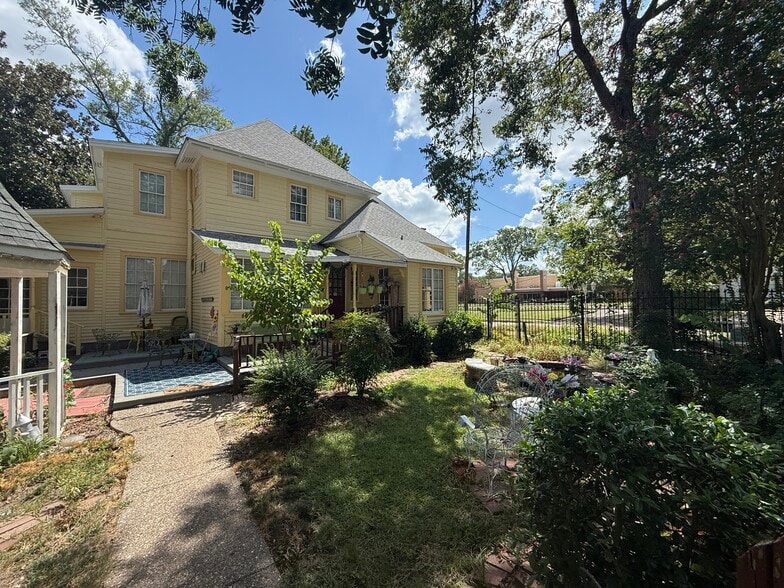 More Photos Of 611 W Woldert St, Tyler Hospitality For Sale