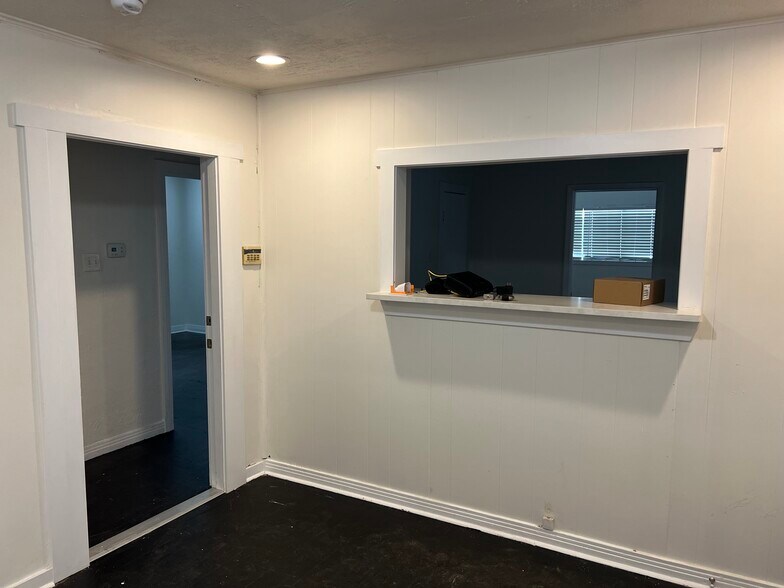 More Photos Of 11506 Newberry St, Dallas Flex For Lease