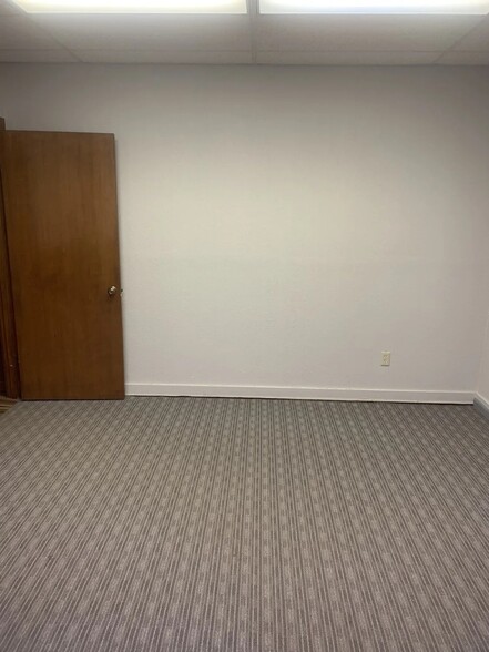 More Photos Of 209 S Pioneer Dr, Abilene Flex For Lease