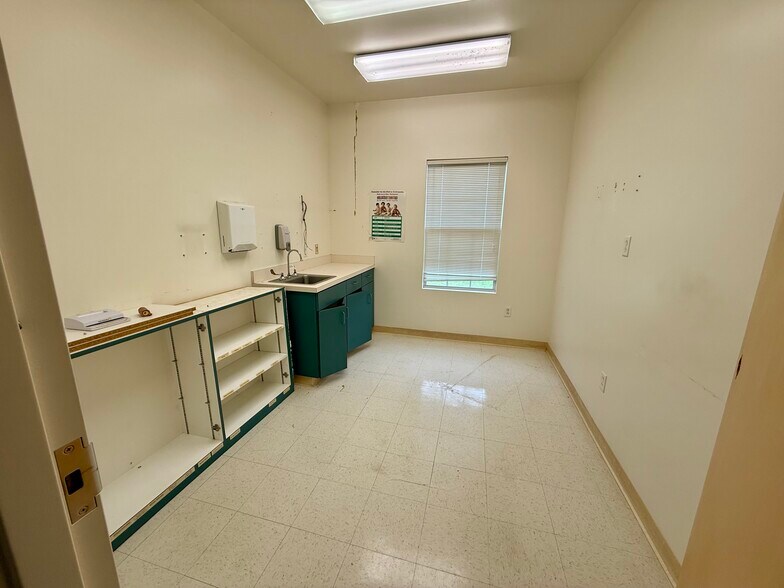 More Photos Of 2410 S Main St, Lindale Office For Sale