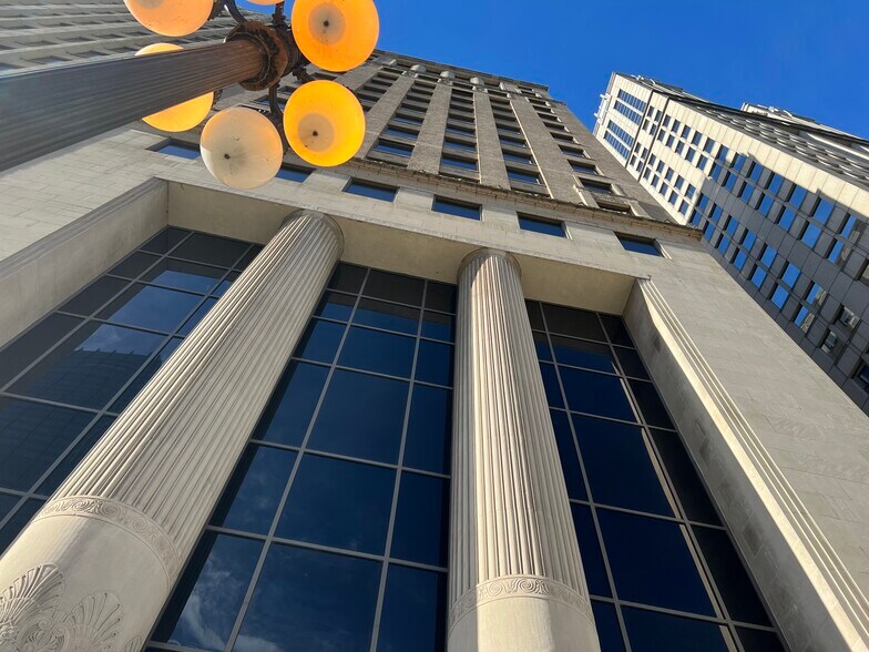 More Photos Of 211 W Wacker Dr, Chicago Office For Lease