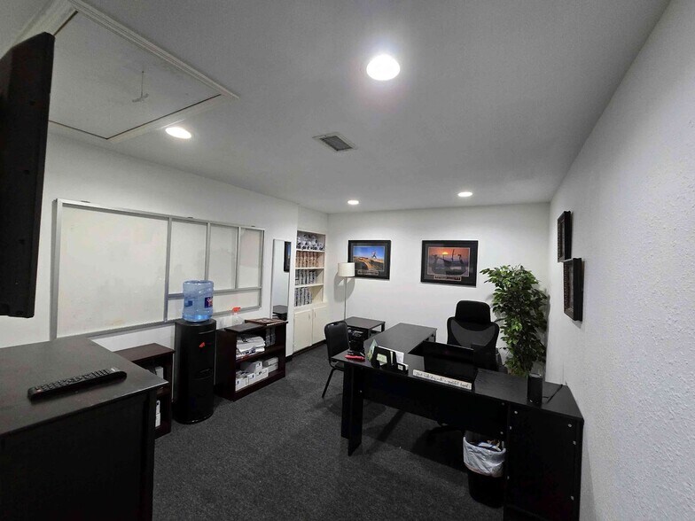 More Photos Of 1212 Crosstimbers St, Houston Office Residential For Sale