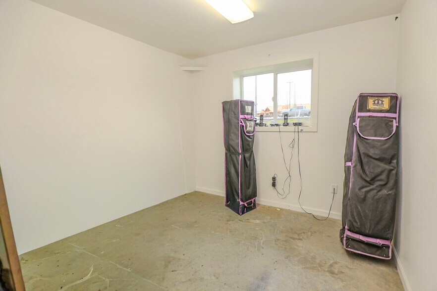 More Photos Of 428 NE Newton Creek Dr, Roseburg Warehouse For Sale