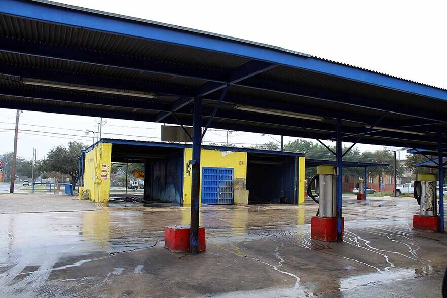 More Photos Of 2203 W Commerce St, San Antonio Specialty For Sale