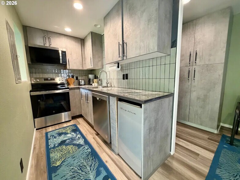 More Photos Of 404 Garibaldi (Hwy 101), Garibaldi General Retail For Sale