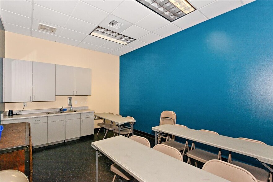 More Photos Of 7970 Cherry Ave, Fontana Showroom For Lease