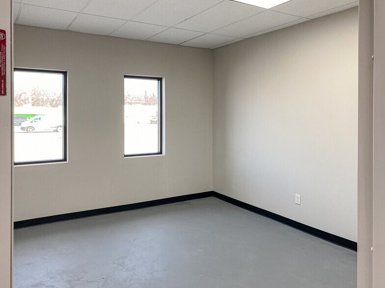 More Photos Of 8920 E Admiral Pl, Tulsa Freestanding For Lease