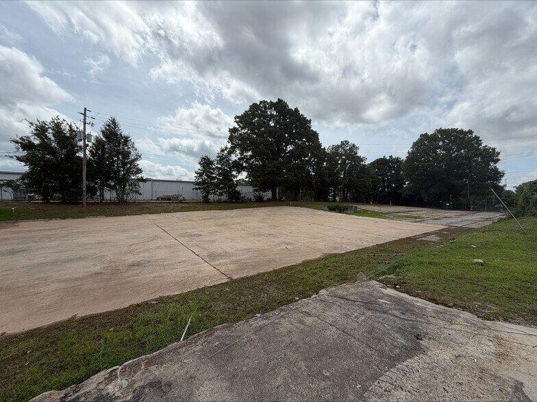More Photos Of 2336 Lawrence Ave, Atlanta Truck Terminal For Lease