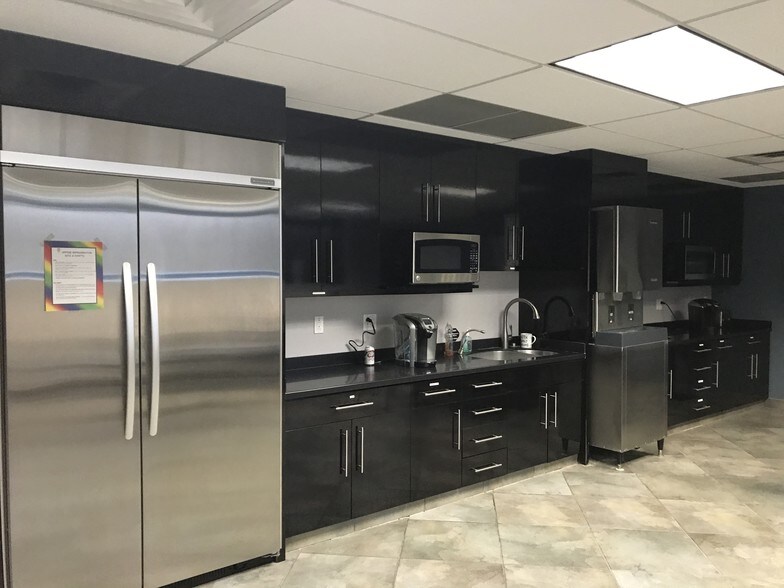 More Photos Of 852 Arrowhead Ln, Salt Lake City Office For Sale