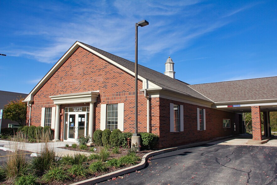 More Photos Of 16732 W 159th St, Lockport Bank For Lease