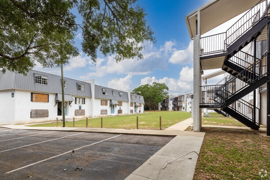 More Photos Of 100 Redwood Cir, Pensacola Apartments For Sale
