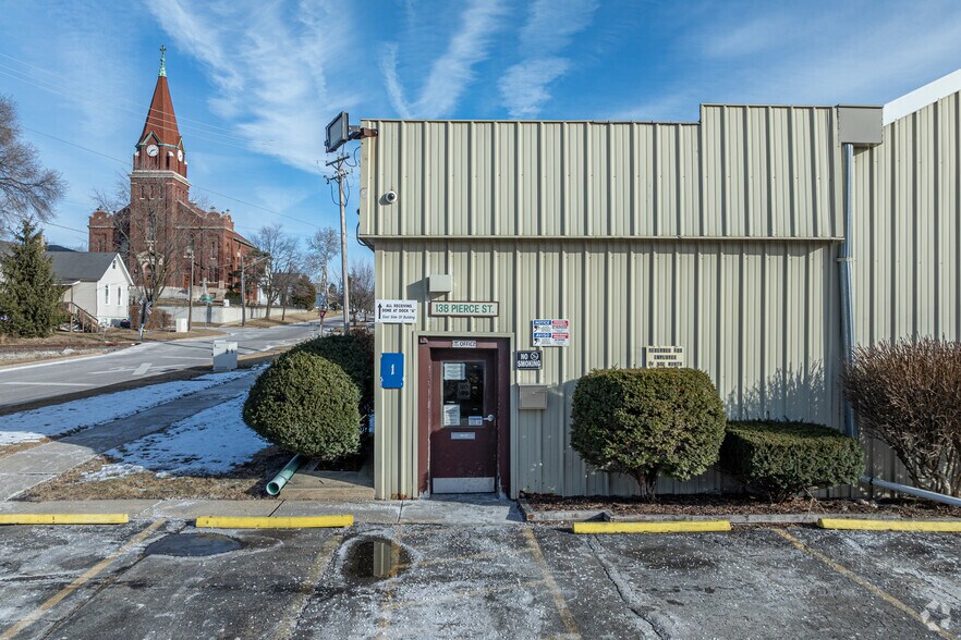 More Photos Of 138 Pierce St, Aurora Warehouse For Sale