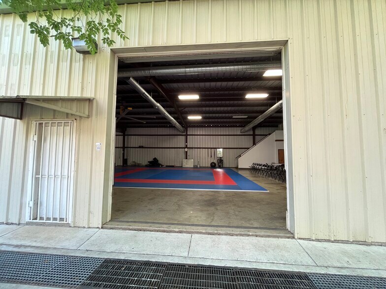 More Photos Of 5108 Wilson Rd, Fort Worth Flex For Lease